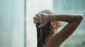Esto es lo que ocurre si lavas tu cabello con agua caliente