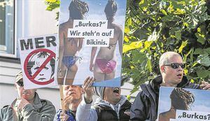 "¿Burkas? Preferimos los bikinis": los carteles del movimiento de extrema derecha que preocupa en las elecciones de Alemania