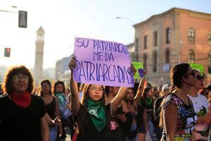 Revisa las mejores imágenes que dejó la marcha del 8M en Santiago y Valparaíso