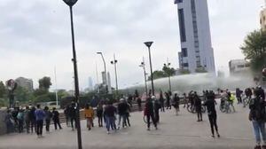 Aparecieron las lacrimógenas e incidentes: Carabineros intenta dispersar manifestación pacífica en Baquedano