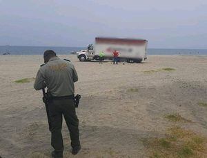 Conductor atascó enorme camión por tomarse una selfie en una playa solitaria