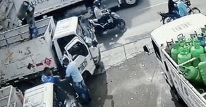 Hombre frustra asalto tras lanzarle un cilindro de gas en la cabeza al ladrón