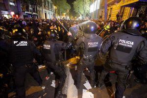 Más de 50 detenidos tras noche de protestas en Cataluña