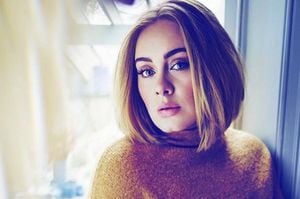Adele vuelve a impactar con una prenda de encaje que muestra su figura