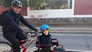 “¡Tremendo, felicitaciones!”: le hizo modificaciones a su bicicleta para salir a pasear con su hijo y se convirtió en todo un ejemplo