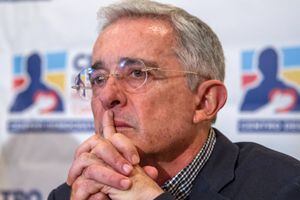 En este contexto Álvaro Uribe entregó su carta de renuncia al presidente del Senado