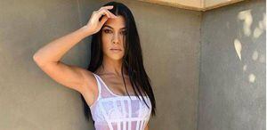 Kourtney Kardashian y su estilo veraniego con un short y blusa negra ideal para estilizar la figura