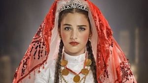 Así luce hoy la protagonista de la teleserie turca de TVN "Esposa joven"