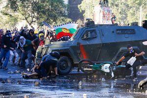 Fiscalía formalizará a carabinero por atropello de carro lanzagases a joven en Plaza Italia