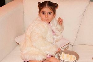 Hija de Kourtney Kardashian luce un elegante traje de baño de lentejuelas en un día de piscina