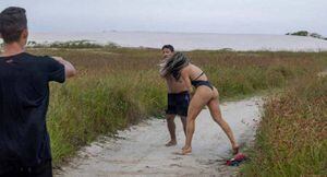 Hombre acosó sexualmente a una mujer en la playa y ella le respondió con artes marciales