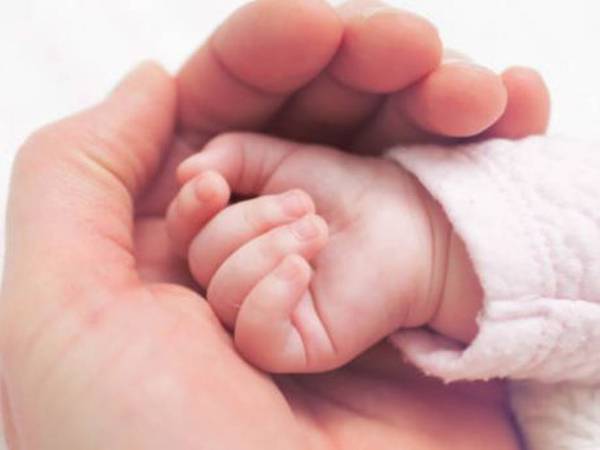 Confusión de bebés: mamá descubrió en el hospital que cuidaba a un bebé que no era suyo