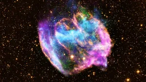 Hubble de la NASA capta en una sola imagen tres momentos de la implosión de una estrella masiva