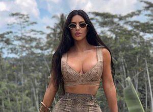 FOTO: Kim Kardashian fue blanco de críticas por un atuendo fuera de estilo que la hacía ver pasada de