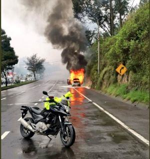 Incendio vehicular en la Simón Bolívar, Quito