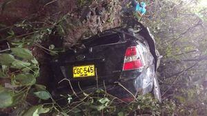 En aparatoso accidente, camioneta rodó 200 metros por un abismo