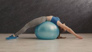 3 ejercicios con pelota suiza para aliviar el dolor de espalda