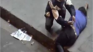 Detienen a sujeto que inyectaba a persona en la calle en Guayaquil