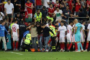 Se desploma tribuna del estadio del Éibar en celebración de un gol del Sevilla