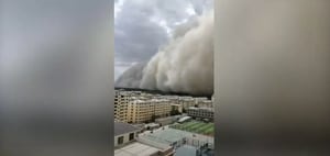 Vídeo arrepiante registra momento em que tempestade de areia ‘devora’ cidade e gera pânico entre moradores
