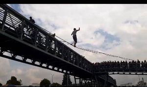 La peligrosa protesta de un hombre que cruzó cuerda floja en lo alto de un puente