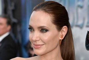 Angelina se viste de diosa en un vestido de gasa drapeado en tono nude de Versace
