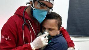 Enfermero abraza a paciente covid con síndrome de Down para darle oxígeno y la imagen se viraliza