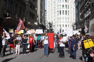 Grupo protesta contra corte de gastos com saúde e assistência social em SP