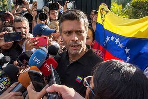 Leopoldo López logra salir de Venezuela, su padre lo confirma