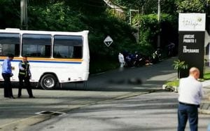 Mientras se bajaba de un bus de servicio público, hombre fue arrollado por otro bus