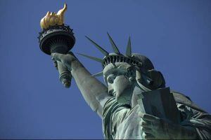 Video: rayo cae sobre la Estatua de la Libertad y deja impresionante registro