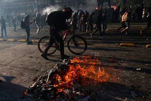 Violencia y detenidos durante la protesta más fuerte tras el cambio de autoridades en Interior y Carabineros