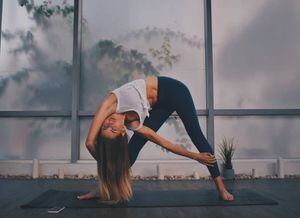 Precisando aumentar sua libido? Esta postura de yoga ajuda no sexo!