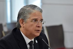 Gobernadora releva de sus funciones a comisionado de Manejo de Emergencias