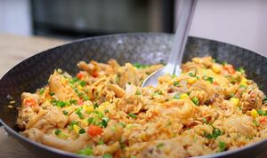 Almoço de domingo! Receita deliciosa de galinhada com arroz de uma panela só