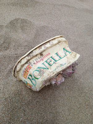 ¡Un empaque de margarina estuvo en el mar por más de un cuarto de siglo y sigue intacto! El precio está en sucres