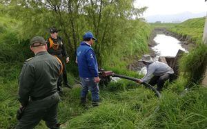 Capturan a hombre que extraía aguas del río Bogotá para regar cultivos