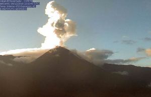 Instituto Geofísico informó que descienden bloques incandescentes desde volcán Reventador