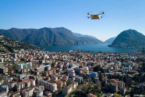Suspenden sistema de entrega por drones: Cayó uno al lado de grupo de niños