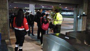 Con agua de panela y controles para detectar fiebre reciben a usuarios de TransMilenio