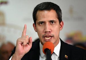 Guaidó: “Maduro debe decidir si sale por la fuerza en Venezuela”