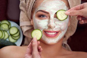 Mascarilla con pepino y miel para iluminar la piel del rostro
