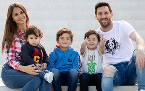 Los hijos de Lionel Messi conocieron el impresionante mural de su padre en Argentina