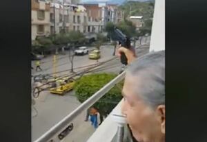 En pleno partido de Colombia, abuela salió al balcón a hacer disparos al aire