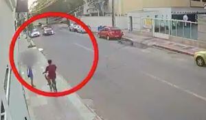 VÍDEO: Homem assalta jovem e é atropelado pelo namorado da vítima em seguida