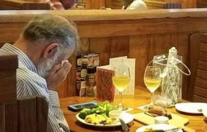 La foto más desgarradora de San Valentín: se sentó en un restaurante acompañado por las cenizas de su esposa y hasta le pidió una copa de vino