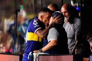 ¡OMG! Así fue el cariñoso beso en la boca que Carlos Tévez le dio a Maradona