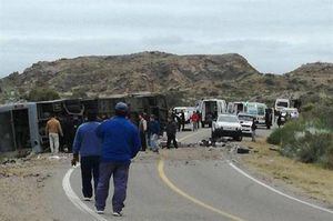Volcamiento de bus en Argentina deja 15 víctimas fatales