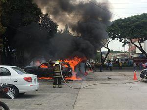 Guayaquil: Automóvil explotó en la Universidad Estatal
