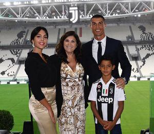 Mamá de Cristiano Ronaldo apoya críticas contra Georgina Rodríguez